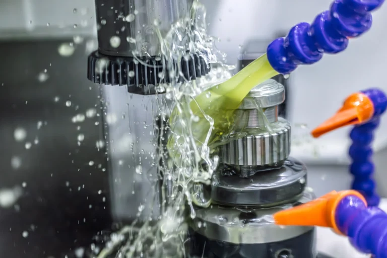 Industrial CNC Machine Milling Gear With Cutting Fluid Splash